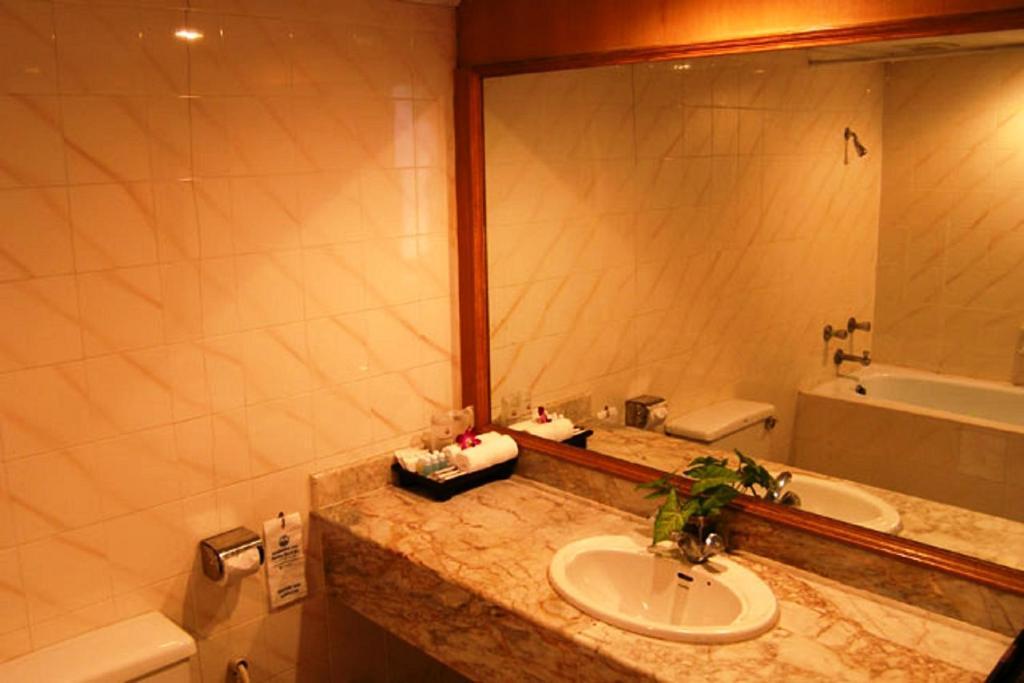 Phuket Golden Sand Inn - Sha Extra Plus Karon Habitación foto